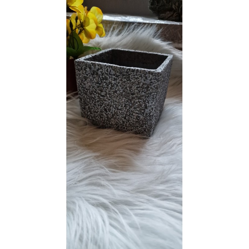 Ciężka doniczka osłonka