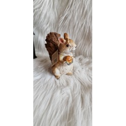 Figurka wiewiórki z żołędziem