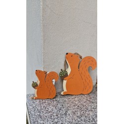 Drewniana jesienna zawieszka  - mała wiewiórka 10 cm