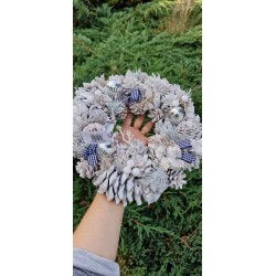 Biały wianek z szyszkami to nieodłączna dekoracja bożonarodzeniowa