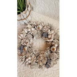 Biały wianek z szyszkami to nieodłączna dekoracja bożonarodzeniowa