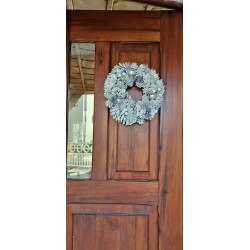 Biały wianek z szyszkami to nieodłączna dekoracja bożonarodzeniowa