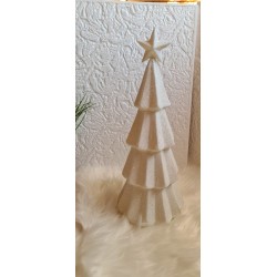 Choinka brokacona w białym kolorze.