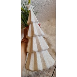 Choinka brokacona w białym kolorze.