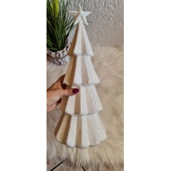 Choinka brokacona w białym kolorze.