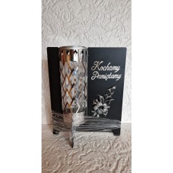 Metalowy znicz z napisem Kochamy Pamiętamy  kwiat