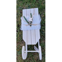 Białe drewniane sanki z gwiazdkami 40 cm