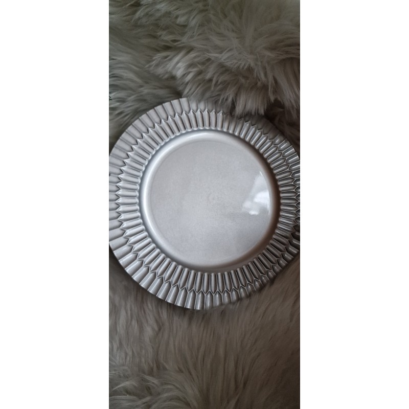 Srebrny pod talerz plastikowy średnica około 33 cm