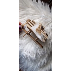 Zawieszka drewniane sanki z ozdobą