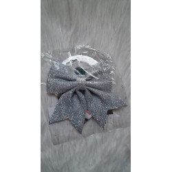 Srebrna piankowa kokardka z brokatem