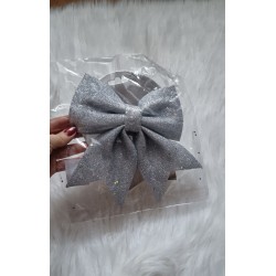 Srebrna piankowa kokardka z brokatem