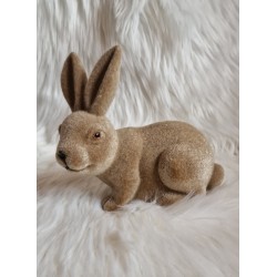 Siedzący brązowy flokowany zając 19 cm