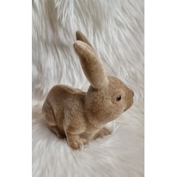 Siedzący brązowy flokowany zając 19 cm