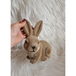 Siedzący brązowy flokowany zając 19 cm