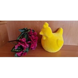 Żółta trawiasta flokowana kura