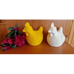 Żółta trawiasta flokowana kura