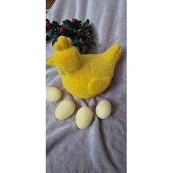 Żółta trawiasta flokowana kura