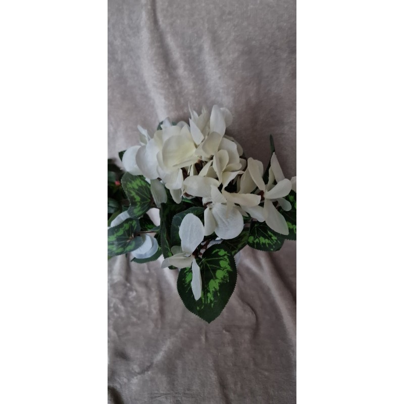 Sztuczny bukiet białych cyklamenów.