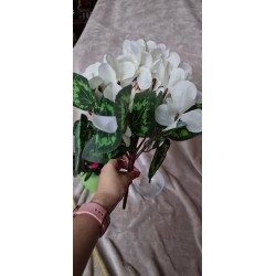 Sztuczny bukiet białych cyklamenów.
