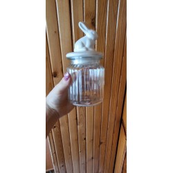 Szklany słoik pojemnik z figurką zajączka siedzący