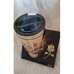 Metalowy nowoczesny duży złoty znicz solarny - okrągła, efekt płomienia złota Róża lewa strona.