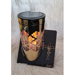 Metalowy nowoczesny duży złoty znicz solarny - okrągła, efekt płomienia złota Róża w krzyżu  lewa strona.