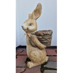 Figurka zając królik z koszykiem na plecach