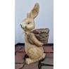 Figurka zając królik z koszykiem na plecach