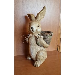 Figurka zając królik z koszykiem na plecach