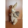 Figurka zając królik z koszykiem na plecach