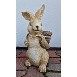 Figurka zając królik z koszykiem na plecach