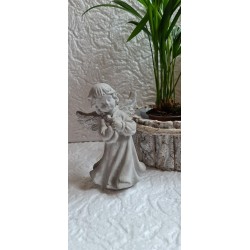 Aniołek gipsowy modlący się.