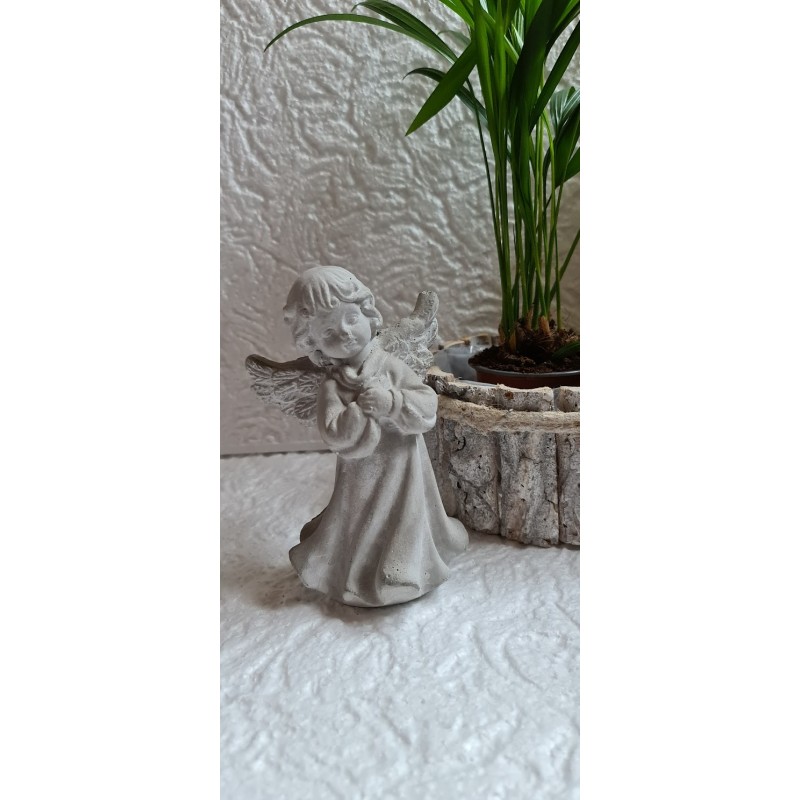 Aniołek gipsowy modlący się.