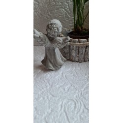 Aniołek gipsowy modlący się.