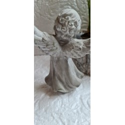 Aniołek gipsowy modlący się.