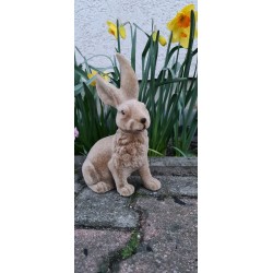 Siedzący brązowy flokowany zając 29 x 18 cm