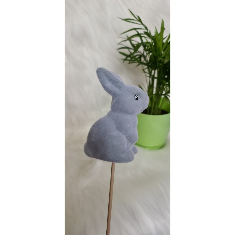 Zajączek duży na piku szary