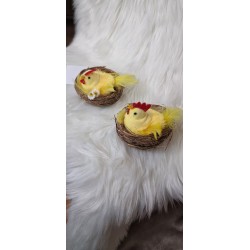 Futerkowa żółta kura w gnieździe