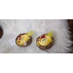 Futerkowa żółta kura w gnieździe