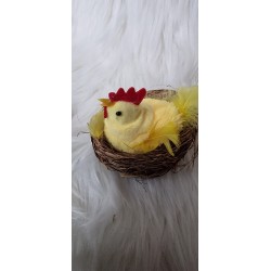 Futerkowa żółta kura w gnieździe