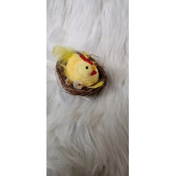 Futerkowa żółta kura w gnieździe