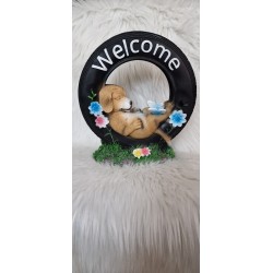 Figurka ogrodowa piesek leżący w oponie