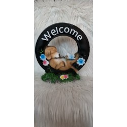 Figurka ogrodowa piesek leżący w oponie