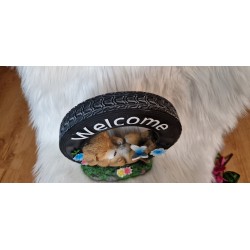 Figurka ogrodowa piesek leżący w oponie