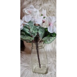 Fiołek biały, Sztuczny bukiet białych cyklamenów z różowym środkiem